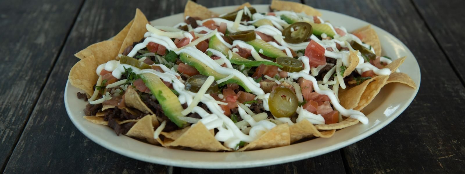 Nachot jalapeñoilla, guacamolella ja smetanalla