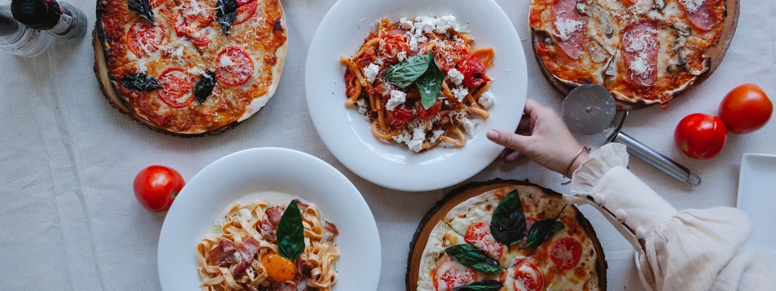 Pizzoja ja pastaa pöydällä