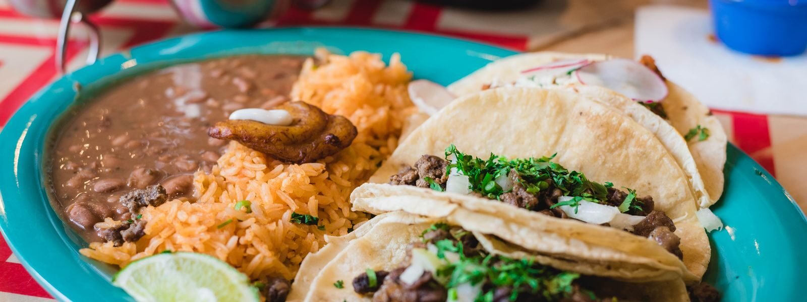 Tacoja ja meksikolaisia täytteitä